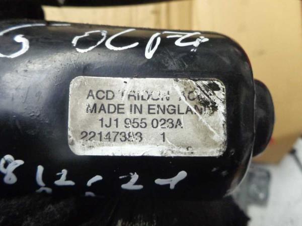 MOTEUR D ESSUIE GLACE VW GOLF 4 / BORA/ A3 8L - Vue 3